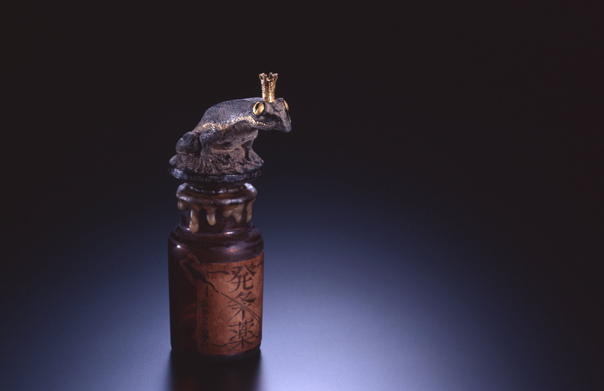 発条薬, 大森暁生, 2012年, 檜、漆、彩色、紙、遮光瓶、薬剤, H 170 × W 55 × D 100 mm
