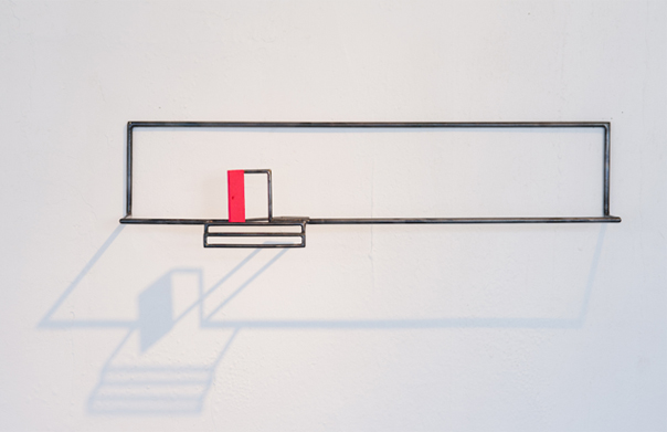 静かな日「ドア」, 藤沢レオ, 2013年, 100 × 500 × 150 mm, 鉄・エナメル塗料