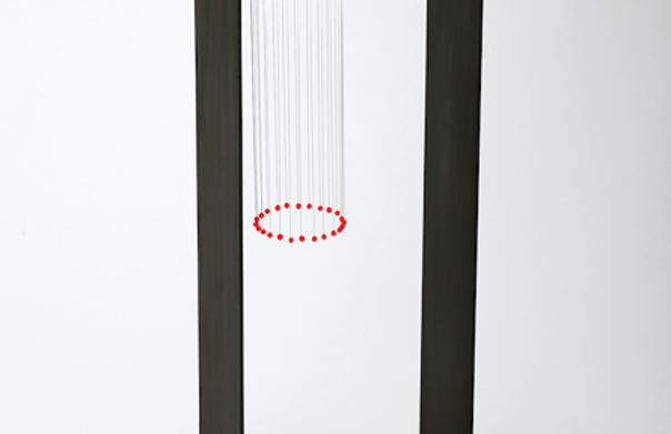 今はいつ？V, 藤沢レオ, 2013年, 600 × 200 × 120 mm, 鉄・ステンレスワイヤ・エナメル塗料